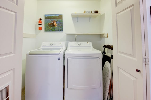 502 Enid St, Houston, TX 77009 - laundry room with washer and dryer