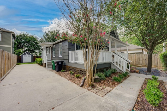 502 Enid St, Houston, TX 77009 - view of front facade featuring a porch