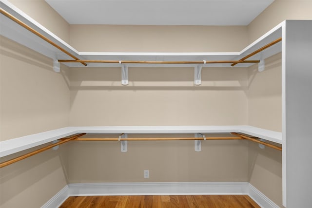 1509 Summer St, Houston, TX 77007 - spacious closet featuring wood finished floors