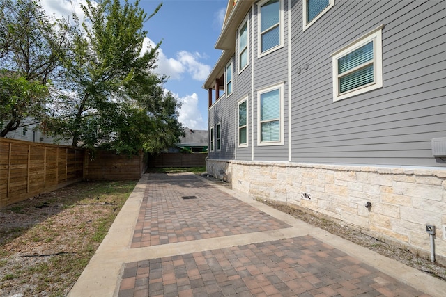 1509 Summer St, Houston, TX 77007 - fenced backyard with a patio area