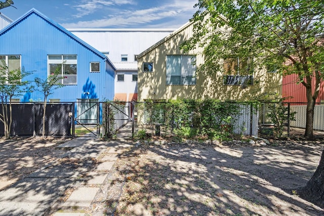 2720 La Branch St, Houston, TX 77004 - rear view of house with a gate