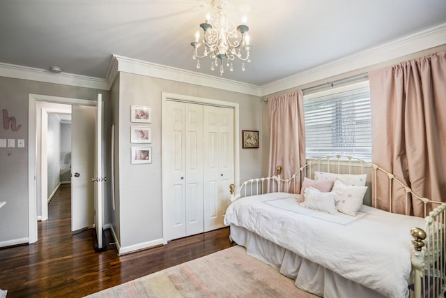 10207 Chatterton Dr, Houston, TX 77043 - bedroom with a chandelier, wood finished floors, baseboards, crown molding, and a closet