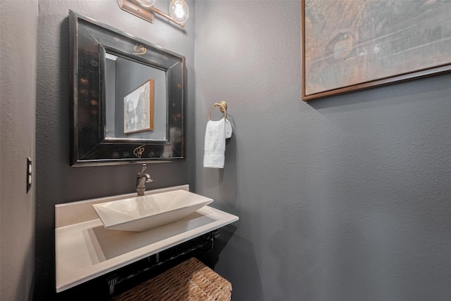 7 Edgemont Ct, Fulshear, TX 77441 - bathroom featuring a sink and a textured wall