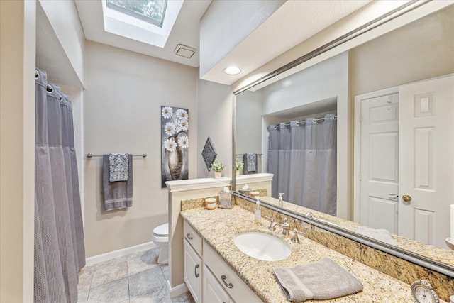 1902 Carriage Brook Way, Houston, TX 77062 - full bathroom featuring a skylight, baseboards, vanity, toilet, and curtained shower