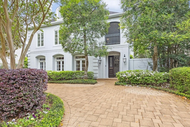 3633 Overbrook Ln, Houston, TX 77027 - view of front of house with a balcony and stucco siding