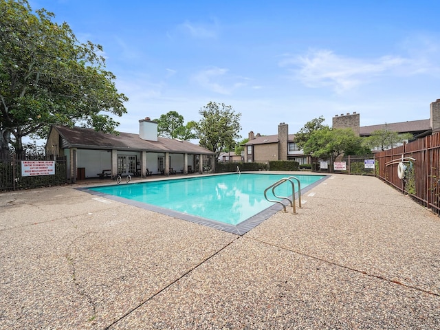 6633 W Airport Blvd Unit 1106, Houston, TX 77035 - community pool with a patio area