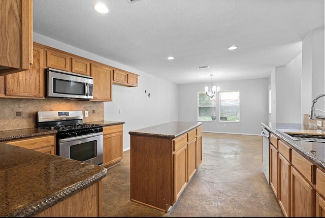 18222 Winding Timbers Ln, Humble, TX 77346 - kitchen with stainless steel appliances, a sink, decorative backsplash, baseboards, and recessed lighting