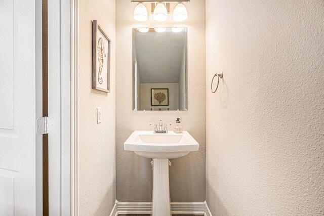 5711 Greenwood Colony Ct, Houston, TX 77059 - bathroom featuring a textured wall
