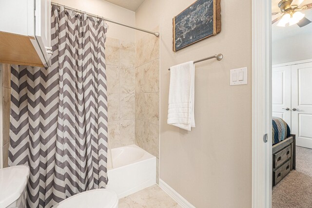 5711 Greenwood Colony Ct, Houston, TX 77059 - bathroom with toilet, shower / bath combo with shower curtain, a ceiling fan, and baseboards