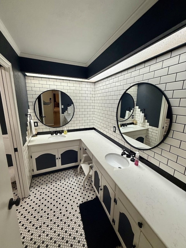 563 12th St, Bay City, TX 77414 - full bath with ornamental molding and vanity