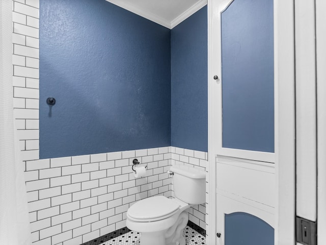 563 12th St, Bay City, TX 77414 - bathroom with crown molding, wainscoting, and tile walls