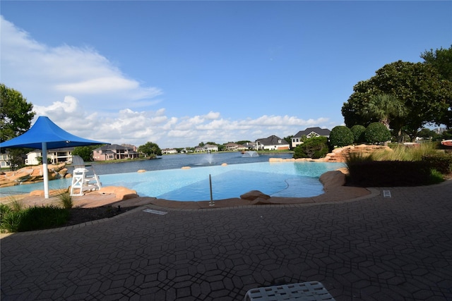 5810 Brook Bend Dr, Sugar Land, TX 77479 - view of pool featuring an infinity pool and a patio