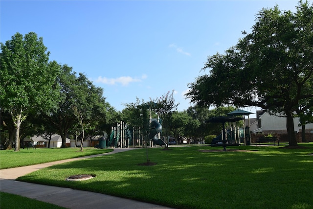 5810 Brook Bend Dr, Sugar Land, TX 77479 - view of home's community featuring a lawn