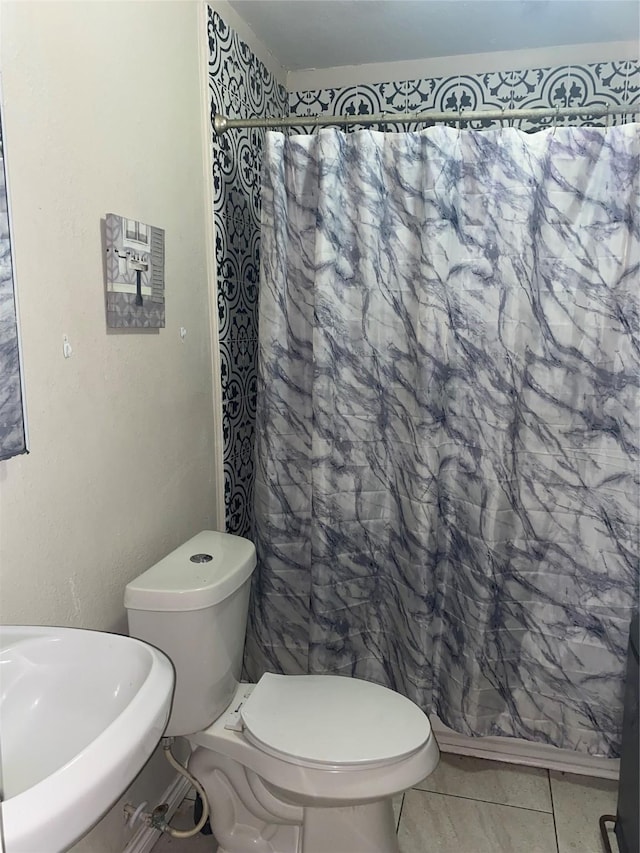 6706 Tippett St, Houston, TX 77091 - full bath featuring toilet, a shower with shower curtain, tile patterned flooring, and a sink