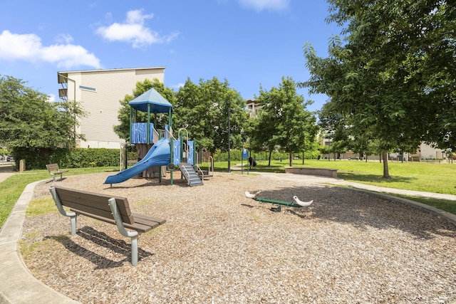 1407 Patterson St, Houston, TX 77007 - communal playground with a yard