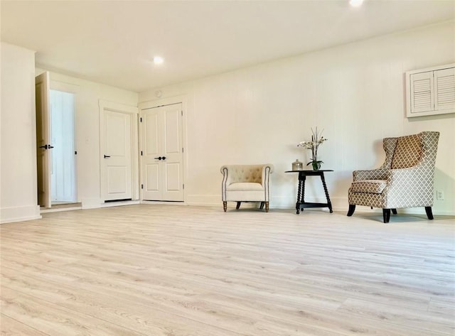 319 Wisteria St, Lake Jackson, TX 77566 - living area featuring light wood-style flooring, baseboards, and recessed lighting