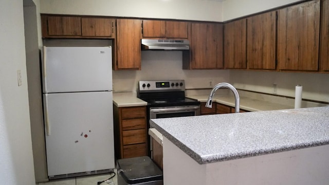 11881 Bob White Dr Unit 828, Houston, TX 77035 - kitchen featuring freestanding refrigerator, under cabinet range hood, light countertops, and stainless steel range with electric stovetop