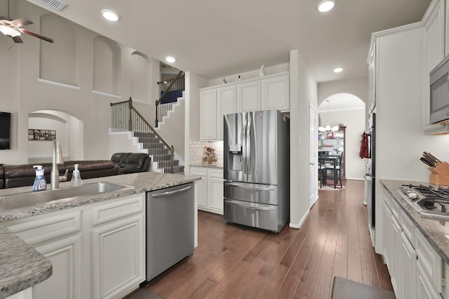 5015 Gold Lantana Trl, Spring, TX 77389 - kitchen with appliances with stainless steel finishes, arched walkways, a sink, open floor plan, and ceiling fan