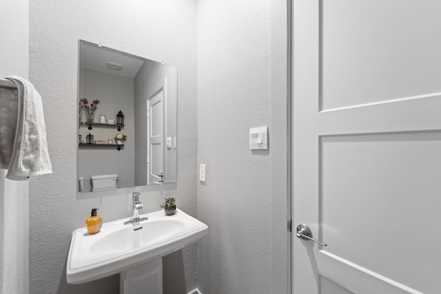14027 Valley Creek Ct, Conroe, TX 77384 - bathroom featuring a textured wall and a sink