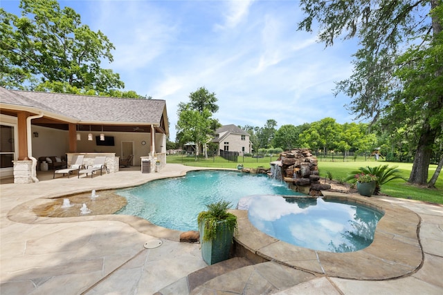 11 Bees Creek Ct, Missouri City, TX 77459 - view of pool featuring a patio, a pool with connected hot tub, and an outdoor living space