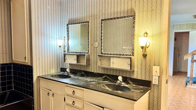 430 Hooks Rd, Livingston, TX 77351 - full bath featuring wallpapered walls and double vanity