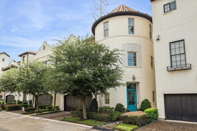 1124 Mosaico Ln, Houston, TX 77055 - view of front of home featuring stucco siding, driveway, and a garage