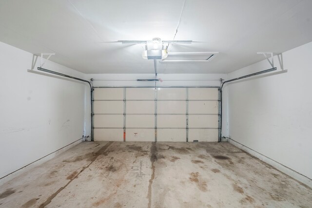 21106 Scenic Bluff Ln, Humble, TX 77338 - garage featuring a garage door opener