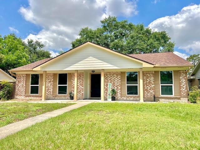 9015 Stone Brook Ln, Houston, TX 77040 - ranch-style house with brick siding, a front lawn, and roof with shingles
