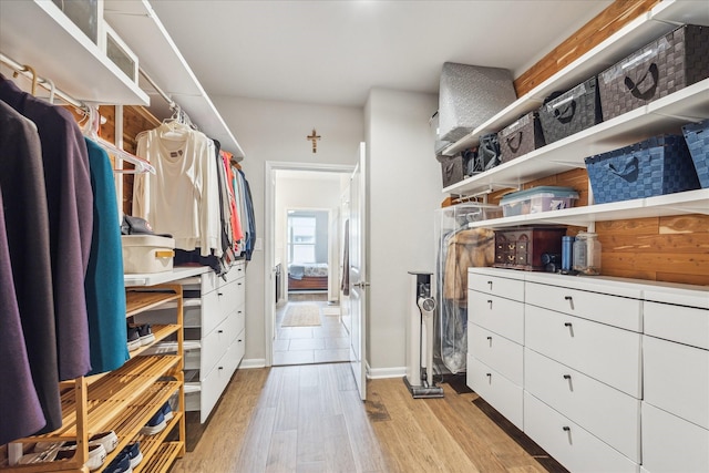29303 Kellys Falls Ct, Katy, TX 77494 - walk in closet featuring light wood-style floors
