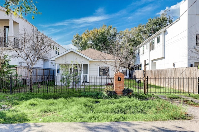 1507 Laird St, Houston, TX 77008 - view of front of property featuring a fenced front yard