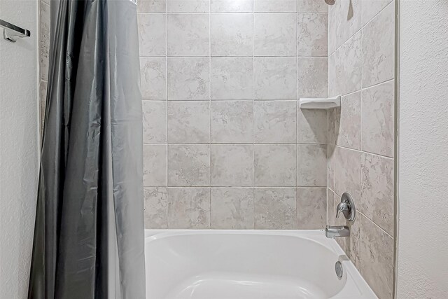 7106 Escondido Dr, Rosharon, TX 77583 - full bath with shower / tub combo with curtain