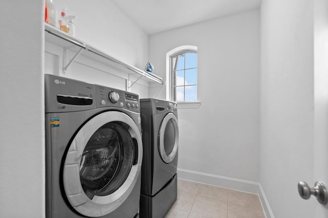 15603 Adobe Brick Ct, Cypress, TX 77433 - laundry area featuring independent washer and dryer, baseboards, and light tile patterned floors
