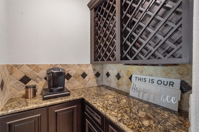 700 Southfield Dr, Friendswood, TX 77546 - detailed view of tasteful backsplash, a community bar, and a textured wall