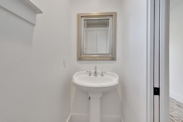 5926 Bit Pl, Baytown, TX 77523 - bathroom featuring baseboards