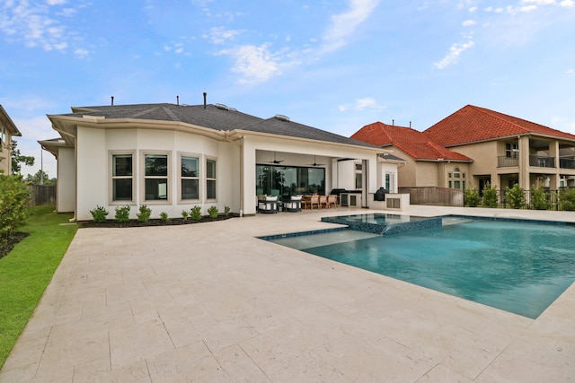 5318 Abington Creek Ln, Sugar Land, TX 77479 - back of property featuring a ceiling fan, a patio area, a pool with connected hot tub, and stucco siding