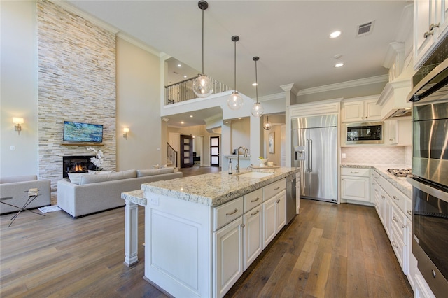 13706 Northwood Meadow Cir, Houston, TX 77077 - kitchen featuring a sink, stainless steel appliances, crown molding, dark wood finished floors, and open floor plan