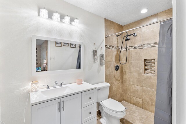 842 Broad Ripple Dr, Houston, TX 77336 - bathroom featuring toilet, vanity, tiled shower, and a textured ceiling