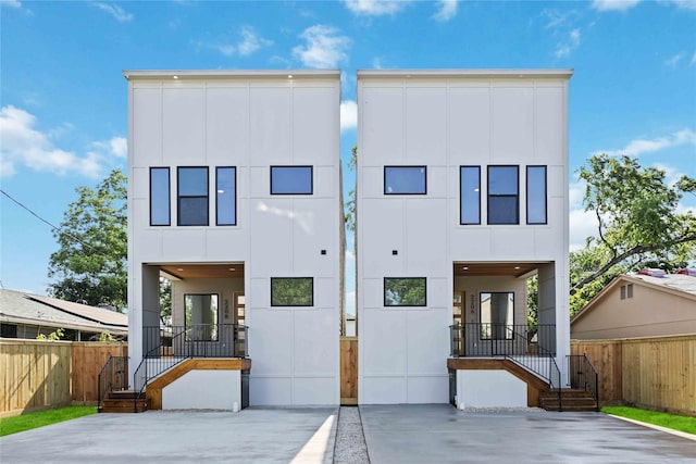 2206 Bleker St, Houston, TX 77026 - view of front of property featuring board and batten siding