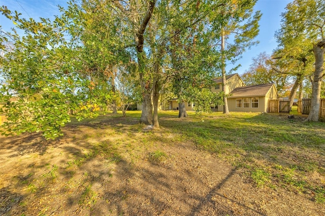 127 Red Bud Ln, Baytown, TX 77520 - view of yard
