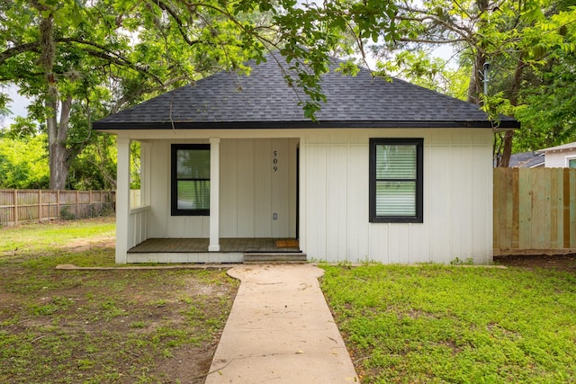 509 W Sixth St, Brenham, TX 77833 - bungalow-style home with a shingled roof and a porch