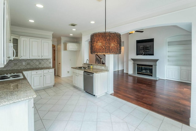 5407 Lake Place Dr, Houston, TX 77041 - kitchen with crown molding, white appliances, open floor plan, a sink, and a ceiling fan