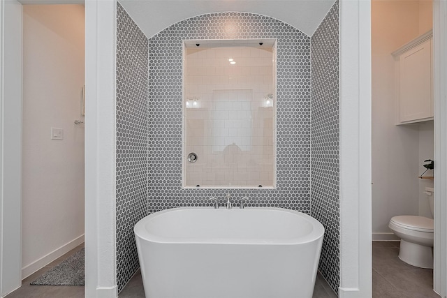29118 Sage Trace Ct, Fulshear, TX 77441 - bathroom featuring a freestanding tub, toilet, tiled shower, and vaulted ceiling