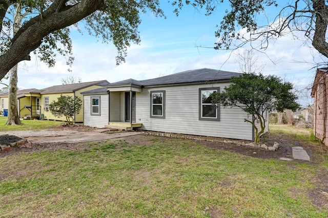 104 18th Ave N, Texas City, TX 77590 - ranch-style house featuring a front lawn