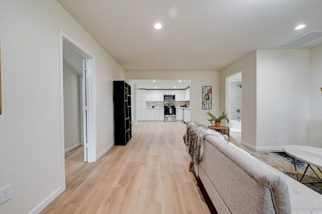 104 18th Ave N, Texas City, TX 77590 - living area featuring light wood-style floors, baseboards, and recessed lighting