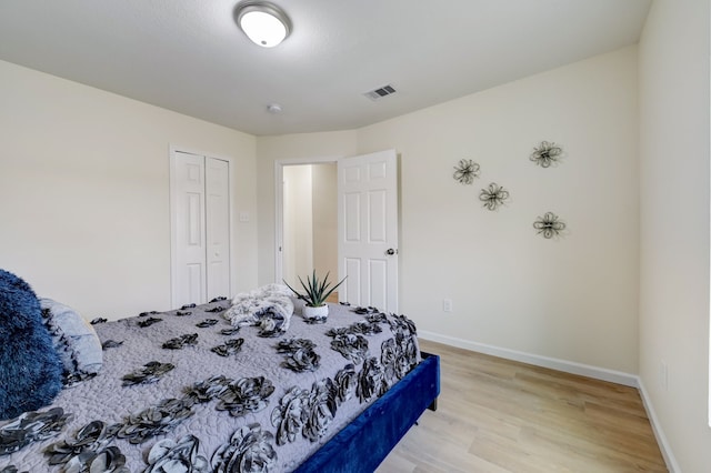 104 18th Ave N, Texas City, TX 77590 - bedroom with light wood-style flooring, baseboards, and a closet