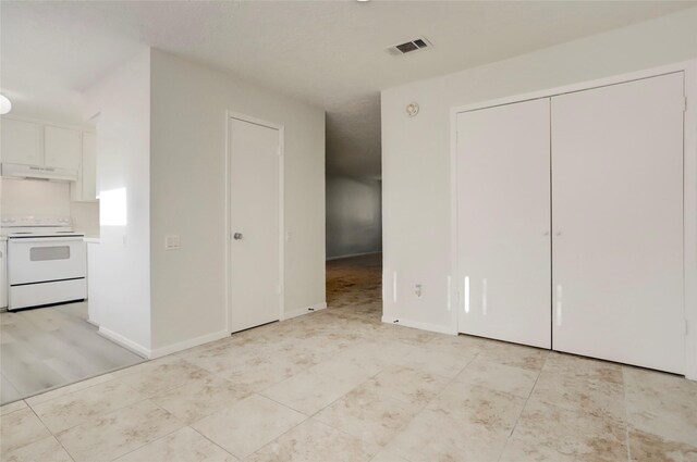 8718 Maplecrest Dr, Houston, TX 77099 - unfurnished bedroom featuring baseboards and a closet