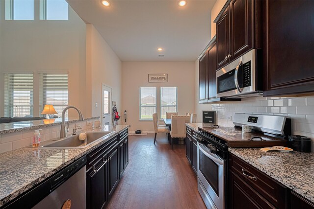 308 Morning Dove Trl, Sealy, TX 77474 - kitchen featuring stainless steel appliances, a sink, tasteful backsplash, baseboards, and recessed lighting