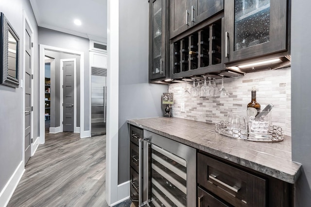 4322 Cannondale Ln, Katy, TX 77450 - indoor dry bar with wine cooler, baseboards, tasteful backsplash, wood finished floors, and recessed lighting