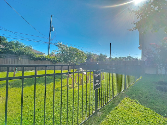 418 Yale Oaks Ln, Houston, TX 77091 - view of yard