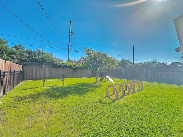 418 Yale Oaks Ln, Houston, TX 77091 - view of yard with a dog friendly area